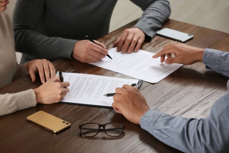 Scales of justice out of balance, representing an insurance bad faith claim